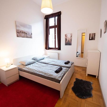 Cozy Central Apt With Garage At Gozsdu Passage Budapest Exterior photo